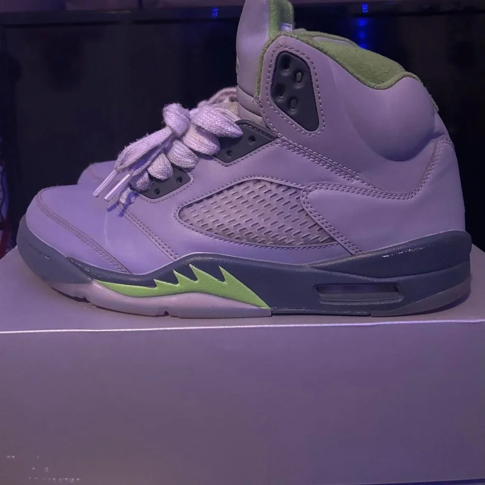 Stylish Gray and Green Sneakers - Picture 4 of 4